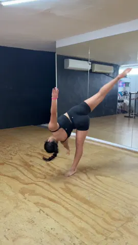 Today’s combo 🌼 . . . #gimansia #gimnastas #acro #acrobatics #combo 