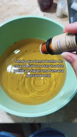 Tá feliz, Nikolas Ferreira? Porque eu tô aqui precisando de Oxalá, lavanda e camomila pra recuperar minha paz interior. 🕯️ Esse banho aqui é mais que erva: é proteção espiritual, descarrego e oração por um futuro onde o povo não precise mais se purificar só de ver os noticiários. 🔮 Ps: Se você também sentiu a densidade batendo depois de ver o nome de certos deputados em trending topics, recomendo um banho com: •Boldo (pra limpar a mente e o fígado espiritual), •Manjericão (pra espantar o que não é de Deus nem do povo), •Jasmim (pra manter a beleza mesmo em tempos sombrios) •e uma gotinha de lavanda (porque a gente ainda quer dormir em paz, né mores?) #tarot #banhodeervas #PECdaBlindagem #politica