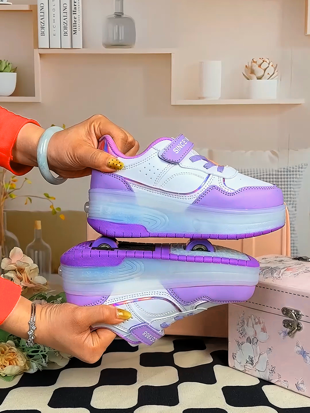 Sepatu roda quad bisa awet, dengan daya tahan rata-rata 1 hingga 20 tahun, tergantung pada kualitas bahan, perawatan, dan seberapa sering sepatu itu digunakan. Kualitas roda PU (poliuretan) dan plat aluminium berkualitas tinggi mendukung keawetan sepatu roda quad Anda, tetapi roda adalah bagian yang paling mungkin aus dan dapat diganti jika perlu, sehingga memperpanjang usia sepatu.  Faktor-faktor yang Mempengaruhi Keawetan Sepatu Roda Quad Kualitas Material: Bahan berkualitas tinggi, seperti plat aluminium yang kuat dan roda PU yang awet, akan membuat sepatu roda lebih tahan lama.  Perawatan: Perawatan rutin dan pembersihan yang baik dapat mencegah kerusakan dan memperpanjang usia sepatu roda Anda. Intensitas Penggunaan: Semakin sering sepatu roda digunakan dan semakin keras digunakan, semakin cepat komponennya akan aus. Kondisi Permukaan: Bermain di permukaan yang halus dan bersih seperti arena akan lebih baik untuk keawetan roda dibandingkan permukaan kasar.  Hal yang Perlu Diperhatikan Roda yang Bisa Diganti: Jika roda mulai aus, Anda tidak perlu mengganti sepatu roda secara keseluruhan. Roda bisa diganti, yang akan menghemat biaya dan menjaga agar sepatu roda Anda tetap dapat digunakan.  Ukuran yang Tepat: Memastikan ukuran sepatu roda pas sebelum membeli penting untuk kenyamanan dan keawetan. Sepatu yang terlalu kecil atau terlalu besar bisa membuat kaki sakit dan tidak nyaman, yang bisa mempengaruhi teknik dan usia pakai sepatu.  . . . #fyp #review #sepatu #sepatuanak #sepaturoda 