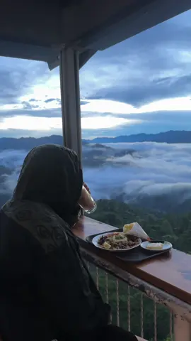 Breakfast in the sea of clouds 🥹🥹 Sobrang ganda ng view! #sagada #traveltiktok #solo #isangwowcafebytheclouds #mustvisit 