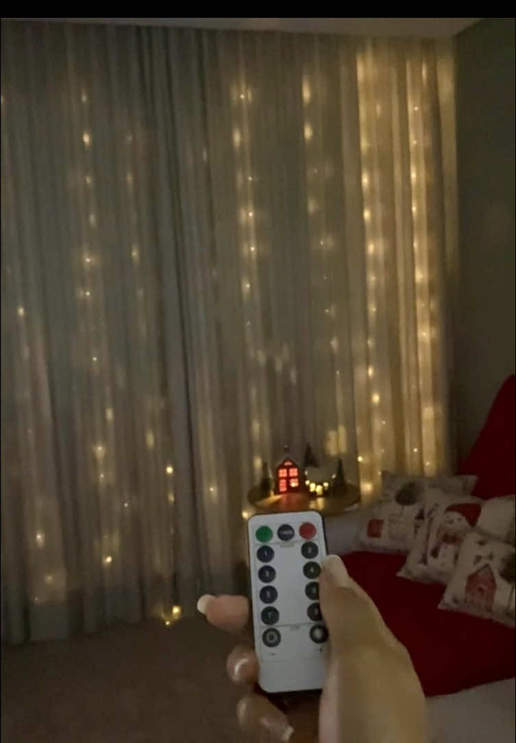 ✨Deixa o ambiente tão gostoso,  eu amooo.✨🎄 300 luzes de cortina de led com controle remoto e oito modos de iluminação por menos de R$ 30,00 reais.  A cortina de luzes perfeita para a decoração de NATAL da sua casa. ❤️ 🔗Gostou?  O link tá disponível no vídeo. #natal2025  #acheinashopee #comprinhas 