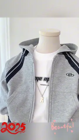 “Áo khoác bé trai mẫu mới 2025, áo khoác thu cho trẻ em trung và lớn, áo hoodie có mũ, kiểu dáng thời trang mùa xuân thu.”#thờitrang #hangqc #muàthu 