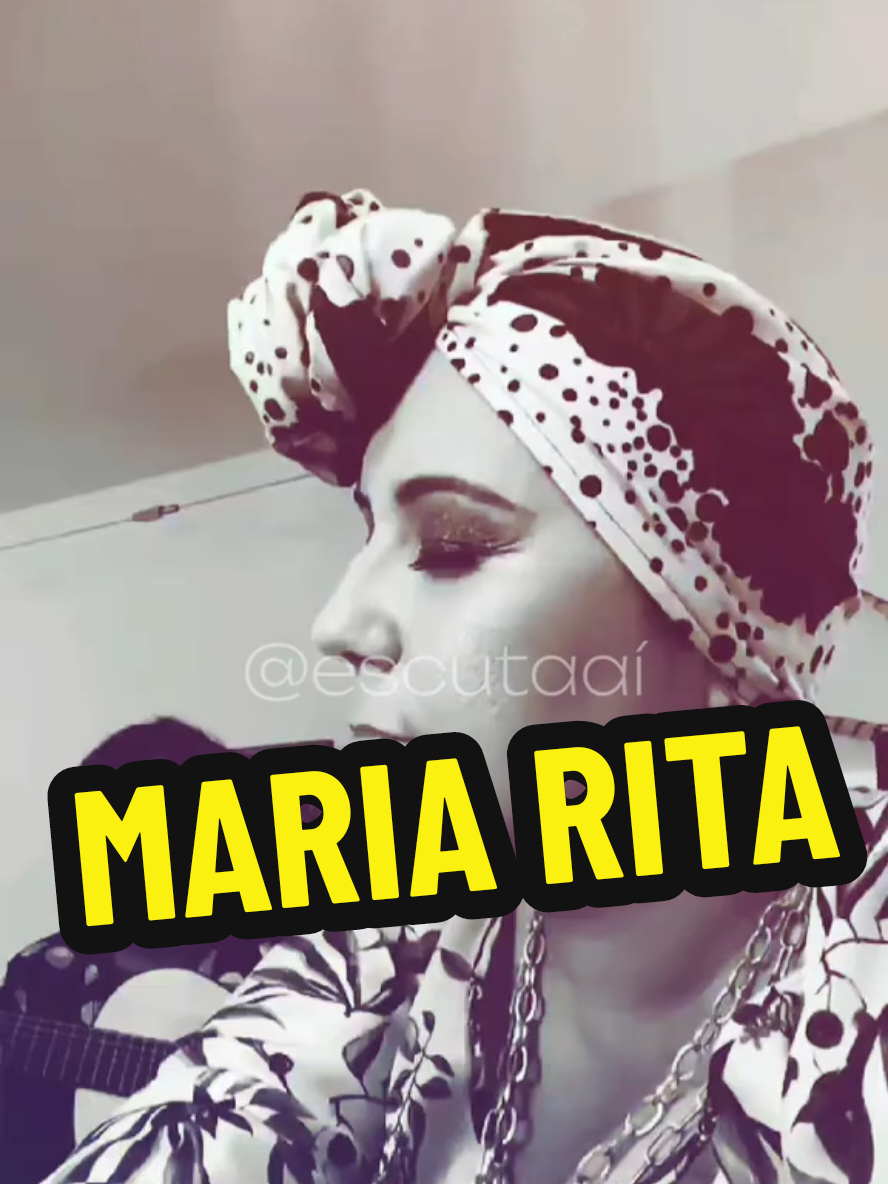 A versão voz e violão de “Como Nossos Pais” com Maria Rita transforma uma das canções mais emblemáticas da MPB em uma confissão íntima e arrebatadora.  Com apenas a delicadeza do violão e a força emocional de sua voz, Maria Rita recria o clássico eternizado por Elis Regina como se fosse um desabafo sussurrado ao coração. A música fala sobre amadurecer, perceber que os sonhos juvenis se chocam com a realidade e, ainda assim, preservar a chama da própria identidade.  É o choque entre gerações, o peso das expectativas e a descoberta de que repetimos padrões familiares “como nossos pais” mesmo quando juramos ser diferentes. Na interpretação acústica de Maria Rita, cada palavra ganha uma vulnerabilidade crua: ela transforma a dor em beleza e a nostalgia em resistência.  O resultado é uma leitura poderosa e emocionante, que honra a herança de Elis e, ao mesmo tempo, afirma a voz singular de Maria Rita.  É menos um cover e mais um diálogo entre passado e presente, tradição e renovação, que arrepia pela honestidade e pela entrega. #mpb  #nacional  #foryou  #fyp  #fyyyyyyyyyyyyyyyy 