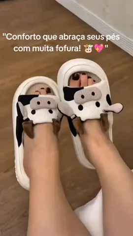 Super macias, antiderrapantes e cheias de estilo! Essas pantufas divertidas unem conforto e fofura em cada passo. Perfeitas para presentear ou usar no dia a dia.  Digite esse código em seu App. #PantufaFofa #PantufaConfortável #PantufaDeVaca #PantufaDivertida #chineloconfortável 