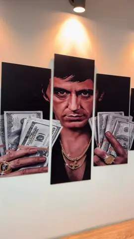 🫵🏻 Que vengas de la nada no quiere decir que no puedas conseguirlo todo. 🌎¡El mundo es tuyo!🫵🏻 En esta ocasión realizamos este cuadro de scarface en 5 piezas, En el que podemos ver a Tony Montana empuñando unos fajos de dinero, Para este diseño podrás elegir si lo quieres con textos  o sin textos. ¡Ya disponible en nuestra página web! www.cuadrofilia.com #cuadrosdecorativo #cuadroscarface #cuadrotonymontana #scarface #tonymontana  