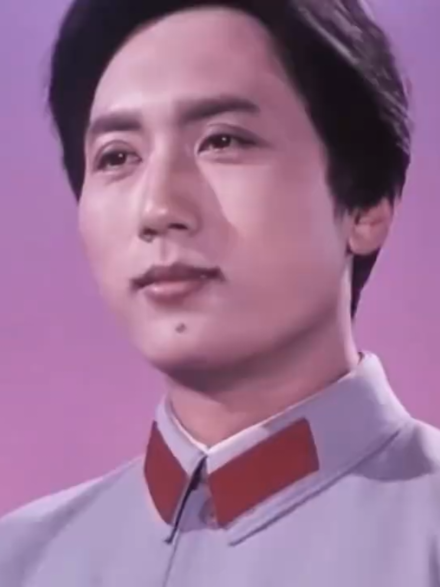 Актёр очень похож на Мао Цзэдуна 演员非常像毛泽东 The actor looks very much like Mao Zedong #фильм #архив #1978 #актёр #общество #люди #государство #страна #китай #кнр #маоцзэдун #电影 #档案 #1978 #演员 #社会 #人民 #国家 #国家 #中国 #中华人民共和国 #毛泽东 #毛主席#movie #archive #1978 #actor #society #people #state #country #China #PRC #maozedongg 