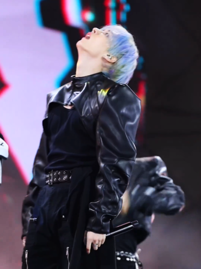 his outfits is so👅👅👅 #leeknow #tma #fineshyt #straykids #🦄 