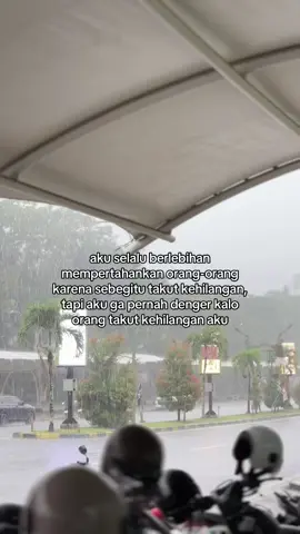 pernah liat cewe jadi peran cowo dalam hubungan ngga? aku berkali kali mengalahkan egoku sebagai cewe dan bertukar peran jadi cowo cuma untuk mempertahankan hubungan dan karna aku sayang banget sama dia, padahal aku tahu betul gimana sulitnya aku menahan egoku ingin di perlakukan selayaknya cewe cewe diluar sana karena mau gimanapun aku tetap seorang perempuan#foryou #xyzabc #fyp #katakata 