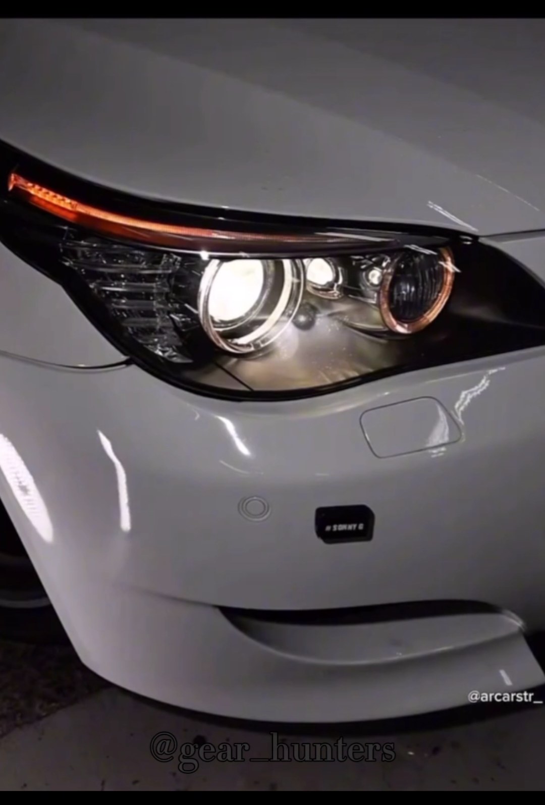 The BMW M5 E60 V10 is equipped with a 4.999 cc V-10 engine, which produces 507 hp at 7,750 rpm and 53 kgfm of torque at 6,100 rpm. It has rear-wheel drive, a 7-speed automated manual transmission (SMG), and accelerates from 0 to 100 km/h in 4.7 seconds, with a top speed of 250 km/h, electronically limited. #explore #viral #fyp #bmw #editcar 