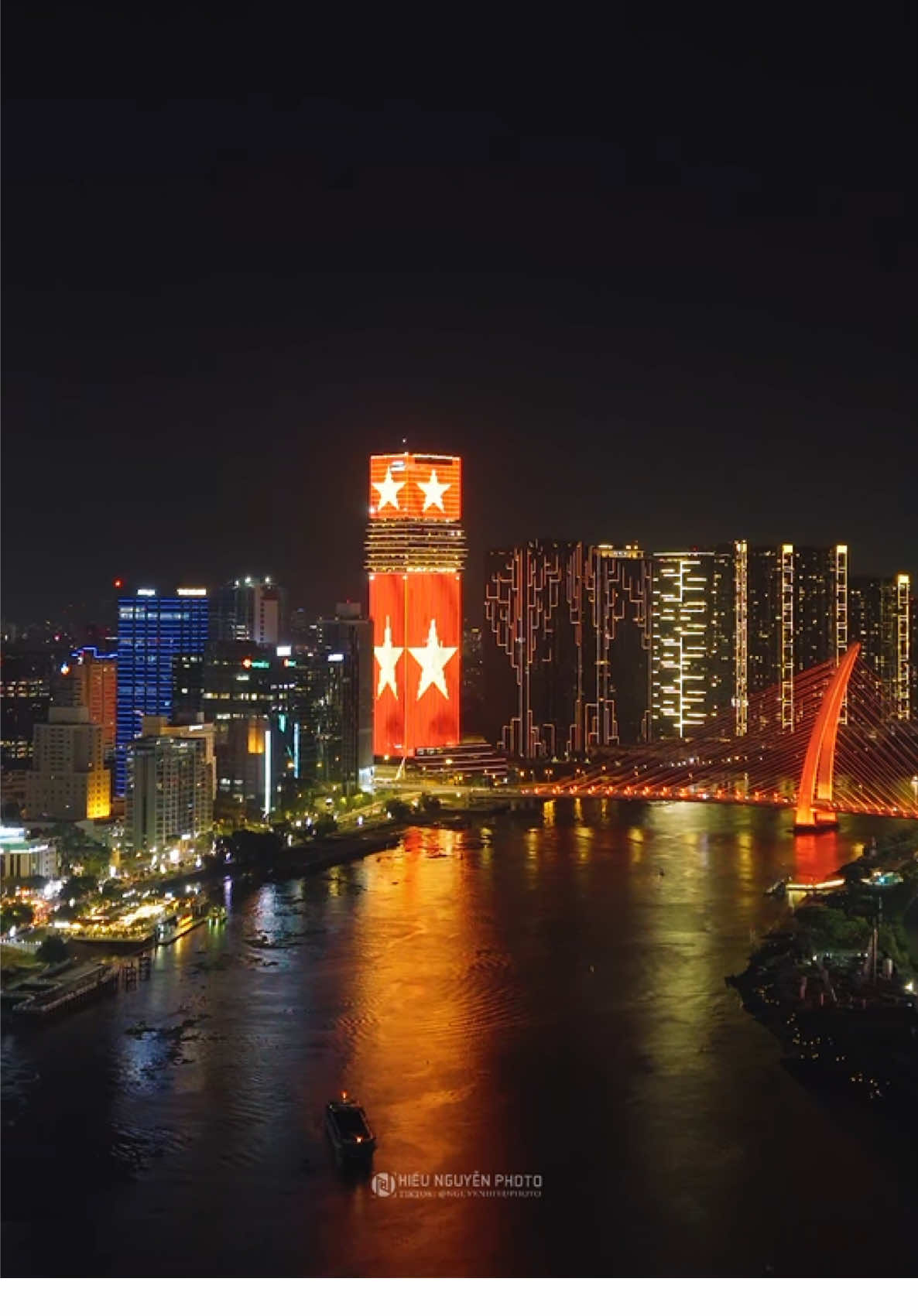 Với hệ thống LED bao phủ toàn bộ 4 mặt, Marina Central biến mỗi buổi tối trở thành một bữa tiệc ánh sáng đẳng cấp giữa trung tâm tp.HCM. Khi thành phố lên đèn, Marina Central chính là điểm nhấn, là dấu ấn không thể thiếu trong bức tranh skyline của tp.Hồ Chí Minh #marina #thanhphohochiminh #saigonbynight #skyline #flycam 