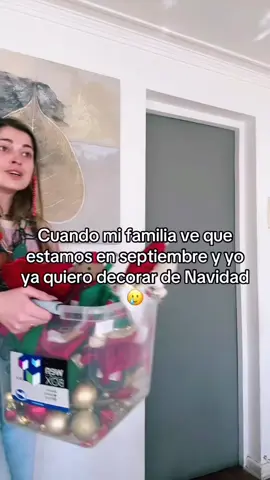 Se acaba el tiki tiki ti y empiezo con el ho-ho-ho jajajajajaja aun que venga Halloween, yo ya me preparo para mi época favorita del año 🥳🤶🏻🎄 Resubo video de hace un año 🤣 #humor #navidad #espíritunavideño #jinglebells #christmas 