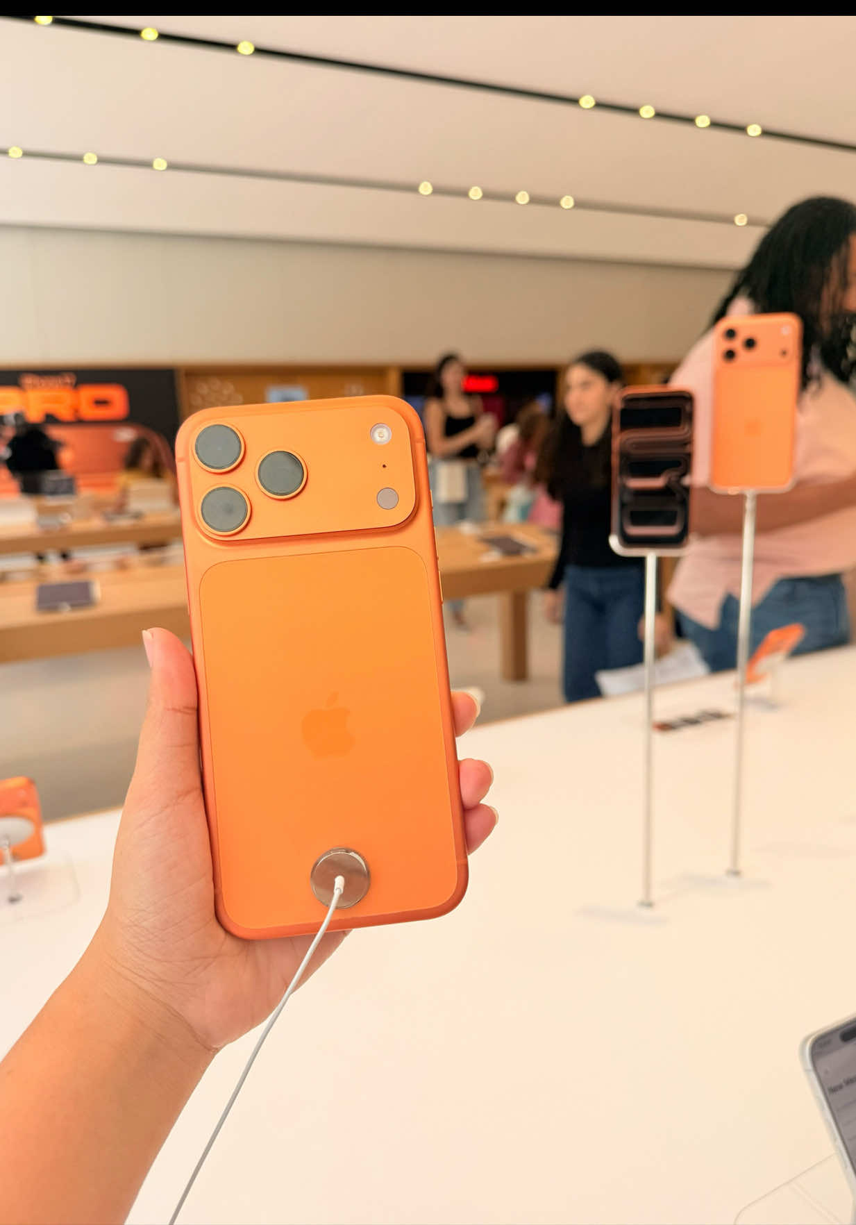On-hand reviews 😍iPhone 17pro max LL/A USA 🇺🇸🧡🤍💙 #iphone #applestore #usa #17promax #trending 