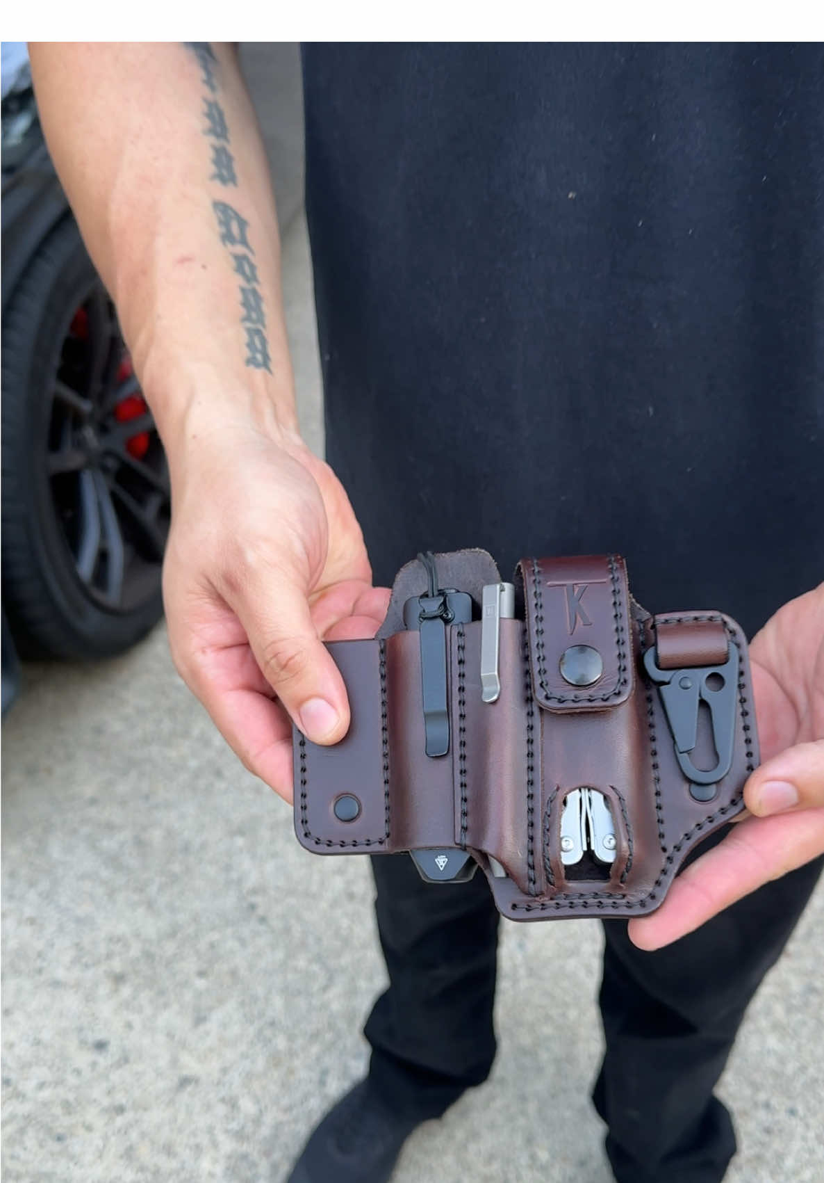 Rethink the way you carry your tools. Pockets got you down? Sheath up! Leather gear for your daily essentials available at www.taleofknives.com #gear #tools #utility #maintenance #srt 