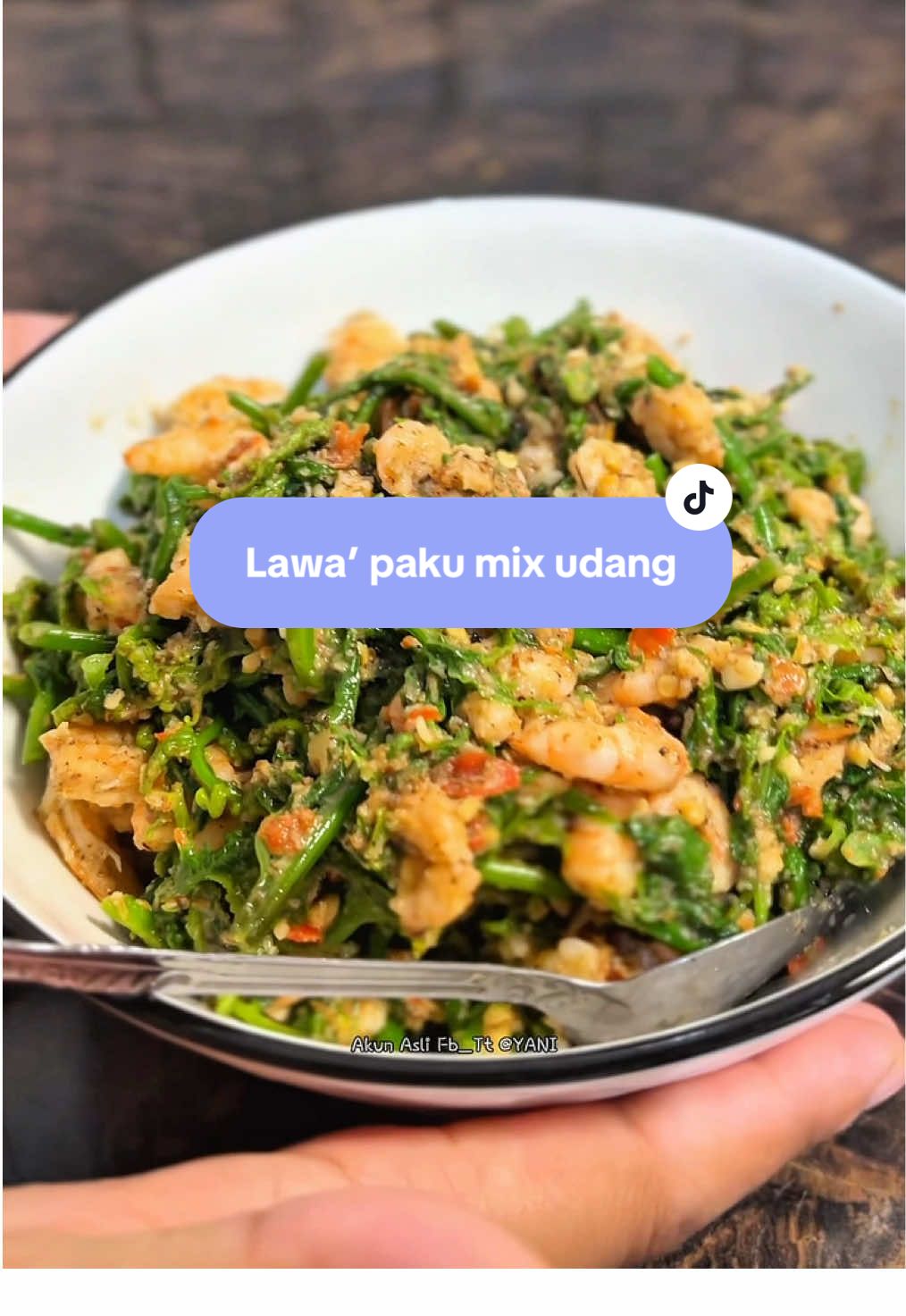 Resep Lawa Paku mix udang masakan khas Luwu/Sulawesi Selatan  🍃Bahan  🌸Sayur Pakis 🌸Udang Basah ukuran sedang  🌸Kelapa Sangrai 🌸Jeruk Wangi (lemo gona) 🌸Cabe Rawit 🌸Garam 🌸Kacang Goreng  🌸MSG 🍃Cara Membuat  🌸Panaskan air diwajan, kalau sudah mendidih matikan api kompor lalu masukan sayur pakis aduk merata lalu angkat dan tiriskan, lakukan hal yang sama untuk udang  🌸Tumbuk Kelapa sangrai sampai agak halus, lalu cabe rawit, garam, msg dan kacang juga ditumbuk halus 🌸siapkan wadah, masukan kelapa sangrai, cabe yang sudah dihaluskan, sayur pakis/udang, dan perasan jeruk wangi, setelahnya dimasukan semua aduk sampai merata 🌸Lawa Paku siap disajikan