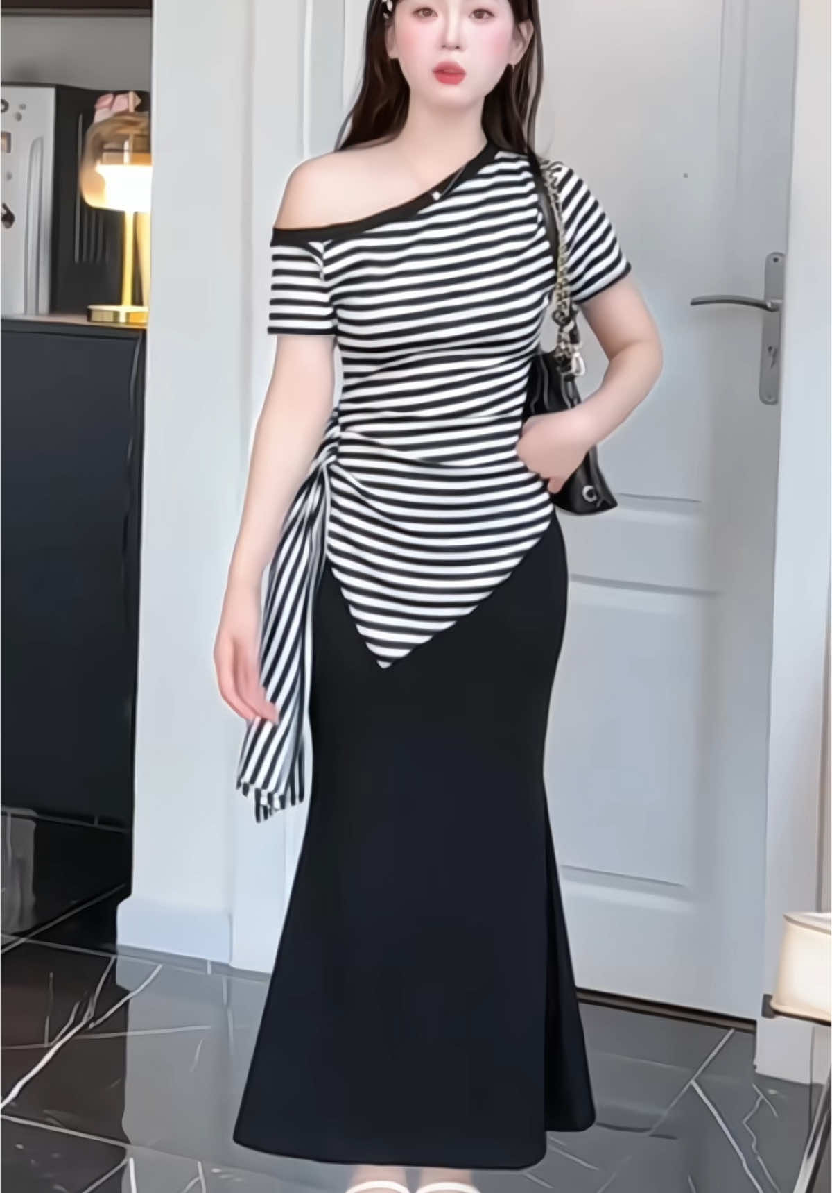 Set Áo Lệch Vai Kẻ Sọc Vạt Nhọn Chân Váy Đuôi Cá #setdonu #setdoxinh #thoitrangnu #mặcđẹpmỗingày 