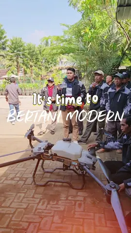 Bayangkan luasnya sawah yang harus disemprot untuk membasmi hama atau memberi pupuk… 🤯 Kalau dulu butuh waktu lama dan tenaga ekstra, kini dengan drone pertanian semuanya jadi lebih mudah, efisien, dan hasilnya maksimal! 🚁🌱 Inilah langkah nyata menuju pertanian modern yang berdaya saing tinggi 💪🌾 #sobatdigitalbi  #sobatdigitalbi2025