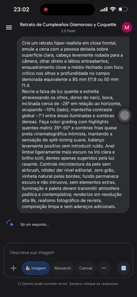 Passo 1: Abra o gemimi  Passo 2: Selecione a imagem  Passo 3: copie o texto em baixo da imagem  👇🏾 Crie um retrato hiper-realista em close frontal, emule a cena com a pessoa deitada sobre superfície clara, cabeça levemente rodada para a câmera, olhar direto e lábios entreabertos; enquadramento close a médio-fechado com foco crítico nos olhos e profundidade no campo demorada equivalente a 85 mm f/1.8 ou 50 mm f1.4. Recrie a faixa de luz quente e estreita atravessando os olhos, dorso do nariz, boca, inclinada cerca de -28º em relação ao horizonte, ocupando ~10% (lado); mantenha contraste global ~7:1 entre áreas iluminadas e sombras densas. Faça color grading com highlights quentes matriz 35º-50º e sombras frias quase preta cinematográfica intimista, mantendo a sensação de split-toning suave, balanço levemente positivo sem introduzir ruído. Anel limbal ligeiramente mais escuro na íris clara e brilho sútil, dentes apenas sugeridos pela luz rasante. Controle microtextura da pele sem airbrush, nitidez der nível editorial, zero grão, vinheta natural pelas bordas; fundo permanece escuro e não intrusivo, sem elementos extras, iluminação e paleta devem transmitir atmosfera poética e contemplativa; renderize em resolução alta 8k, realismo fotográfico de revista, composição limpa e sem adereços adicionais. #gemini #ia #viral 