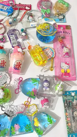 ⋆｡‧˚ʚ NUEVO DROP ɞ˚‧｡⋆ Disponible domingo 21 de septiembre, 6:00pm (centro) ☆ Adelanto de llaveros, straps y figuritas que estarán disponibles ☆ Cositas nuevas y vintage ⋆ ⋆ ⋆ Se hacen entregas personales y envios por correos de México ⋆ ⋆ ⋆ . . . . . . . . . . . . . . . . . . . . #smallbussiness #japon #trinkets #trinkethaul #hellokitty 