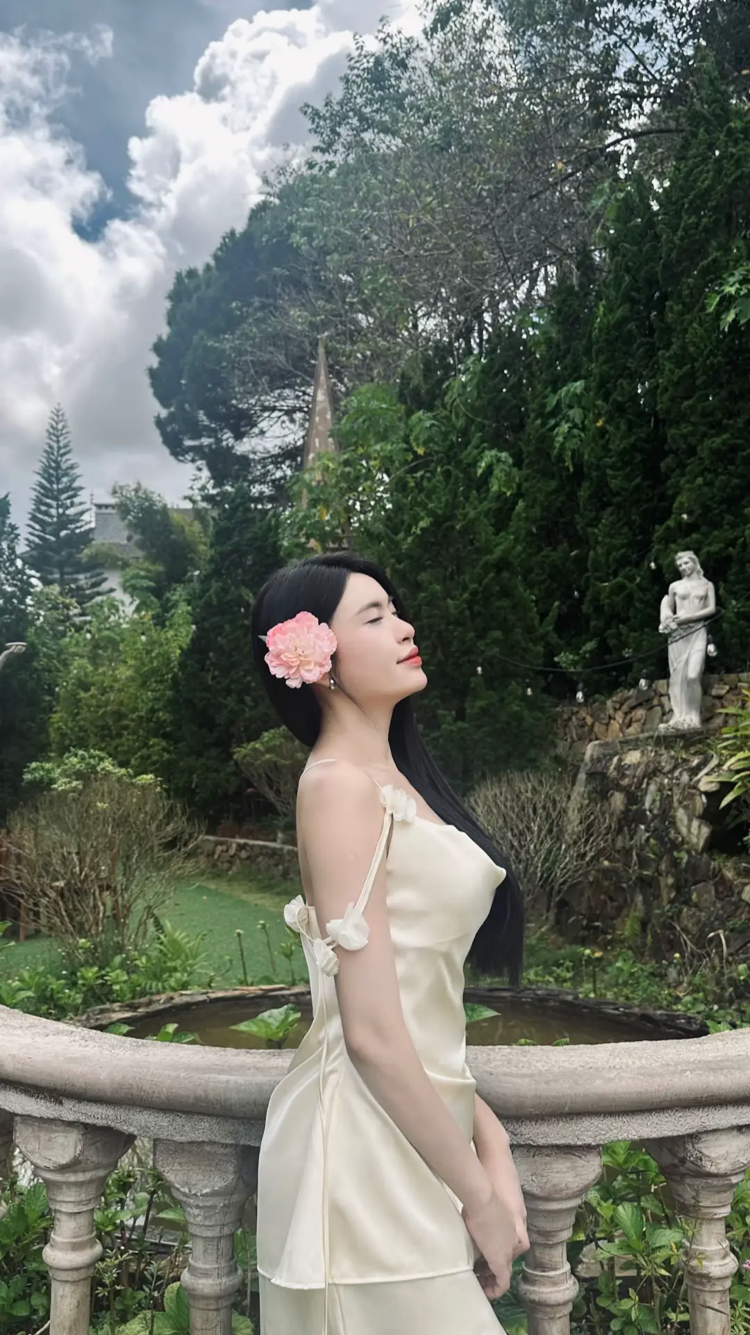 “ Khi tôi nhìn vào mắt cô ấy , tôi thấy cả khu rừng đang khóc . Không phải bằng nước mắt, mà bằng sự im lặng.“