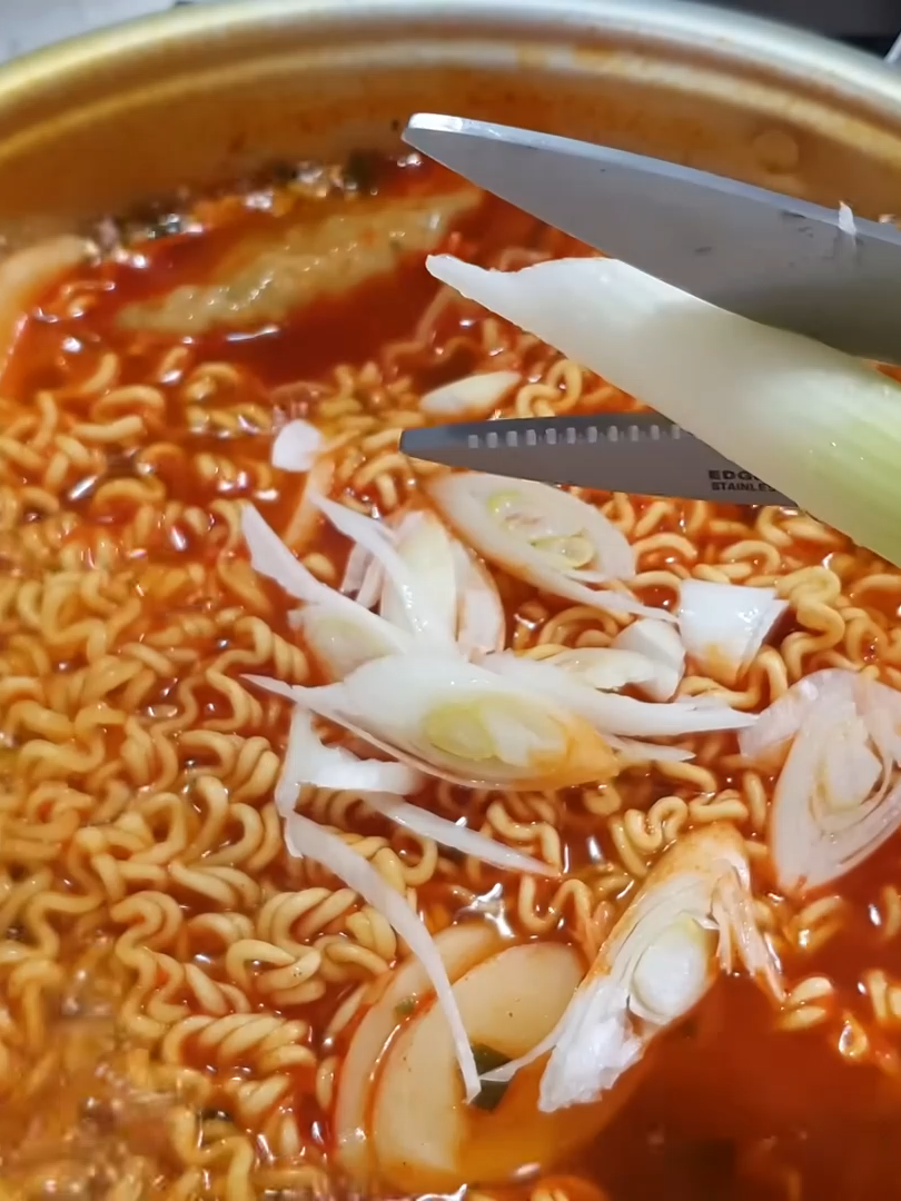 Hamzy - 진짜 먹방 -) 떡볶이, 도우, 계란 추가 (ft. 김치)  오렌지 디저트 - 유튜브 - 003