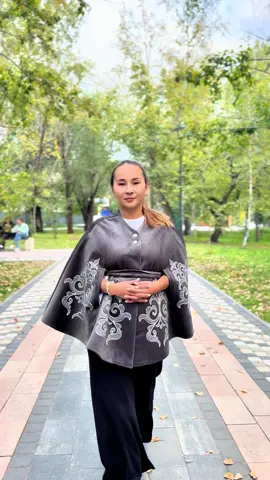 Этно-стиль в казахской одежде — это дыхание степи, линии кочевых узоров и энергия предков, воплощённая в ткани. Каждый орнамент хранит символику: солнце, землю, воду, силу рода. Надевая такую вещь, человек словно соединяется с корнями и чувствует ритм родной культуры. #этно#этностиль#казахстан🇰🇿#костанай#казах