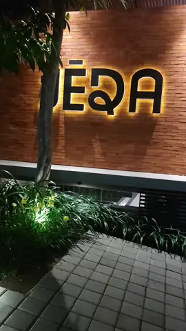 Makan2 ke Jeda Coffee and Eatery di Sabtu malam. (20 sep 2025). Kafe nya memang bagus dan besar. Dapat view kota tasik, tapi view gunungnya sudah ngak ada karena gelap.  Pelayanan ramah. Udaranya dingin sekali. Pesan chicken steak + latte, kena di sktr 100rb.  Jalan menu ke sana lumayan gelap. Mungkin waktu terbaik ke sana adalah pas sore/petang, biar bisa dapat view gunung dan kota sekaligus.  #jedacoffee #cisayong #kulinertasikmalaya #wisatatasikmalaya #kafeestetik #viewcitylight #viewgunung 