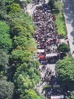 Tinatayang 13,000 katao na ang nasa Luneta Park para sa anti-corruption rally ngayong Linggo, September 21, ayon sa monitoring ng Manila DRRMO. Courtesy: Manila City DRRMO via EJ Gomez/GMA Integrated News #GMAIntegratedNews