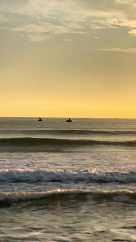 Một ngày bình minh ở biển Đà Nẵng thật đẹp và bình yên. #danang #noidangsong #biendep #viral #xuhuong