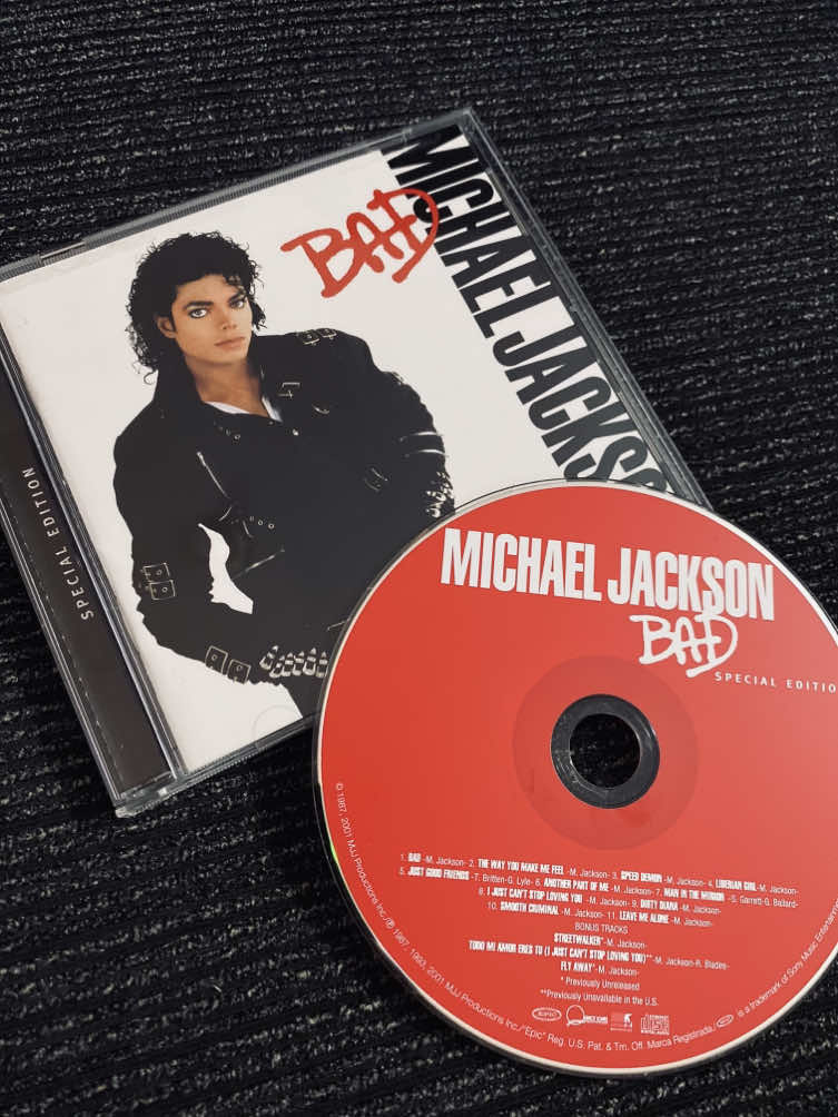 📀 Acabou de chegar na coleção:  BAD (1987) de Michael Jackson  Um álbum histórico que vendeu mais de 35 milhões de cópias e nos entregou clássicos como Bad, Smooth Criminal, Man in the Mirror e The Way You Make Me Feel. ✨ Esse é o terceiro álbum solo de estúdio de Michael pós-Thriller, e marcou sua consagração definitiva como o “Rei do Pop”. Qual faixa do Bad é a sua favorita? #MichaelJackson #kingofpop #michaeljacksonbad #UnboxingCD #CDCollection
