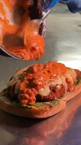 One week left of our collab with @pastagogoau 😏 The Rosé Chicken Parmigiana. Adelaide’s best Rosé sauce on a Parmesan crumbed cotoletta, with loads of mozzarella. See you next week ✌️ #henleybeach #adelaidefood #pasta #bagels 