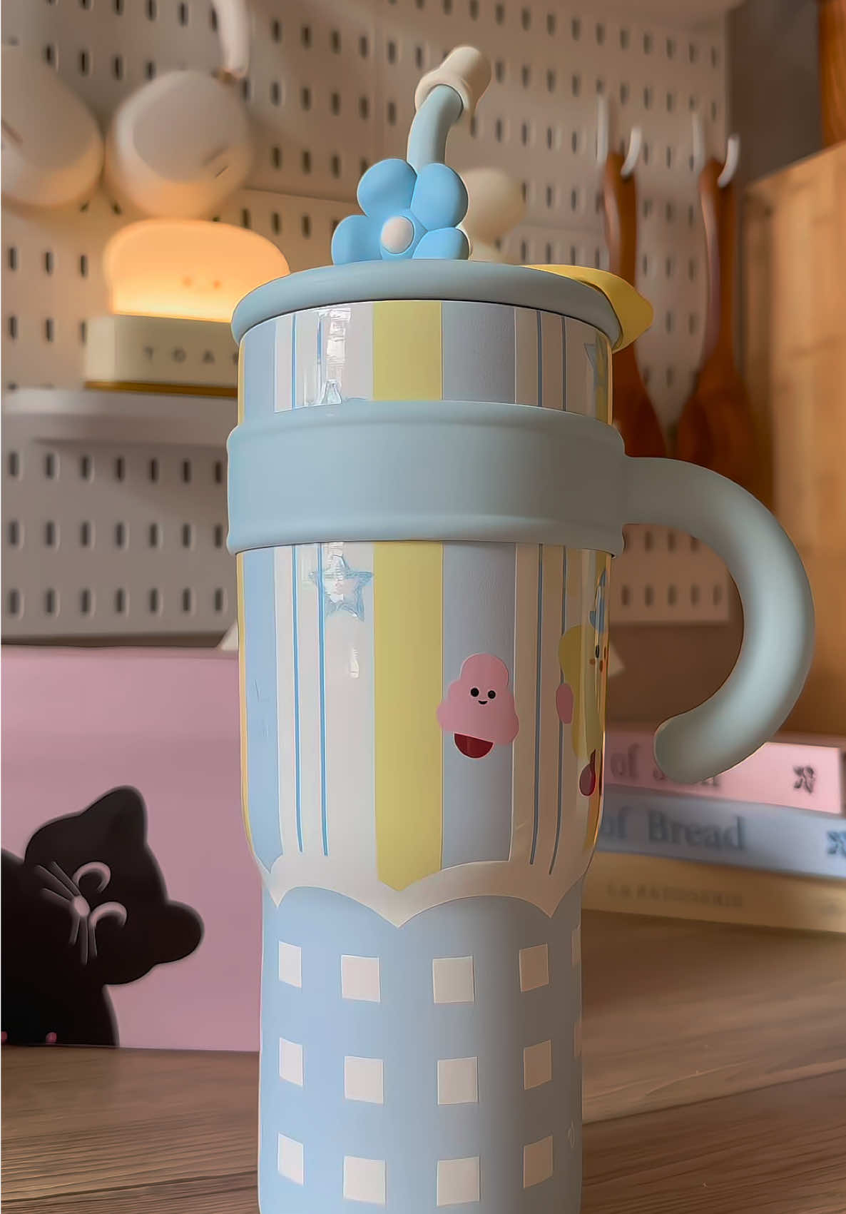 Too cute to resist! 🥹🌟 comel sangat siap ada mungee 🌼 tumbler comel ni memang sesuai sangat untuk kids and even adults. Boleh bawa pergi sekolah or office! Paling best tahan sejuk / panas lamaa. Grab yours now! 🫶🏻✨ #tumbler #tumblercomel #tumblerviral #tumblertahanpanas #tumblertahansejuk 