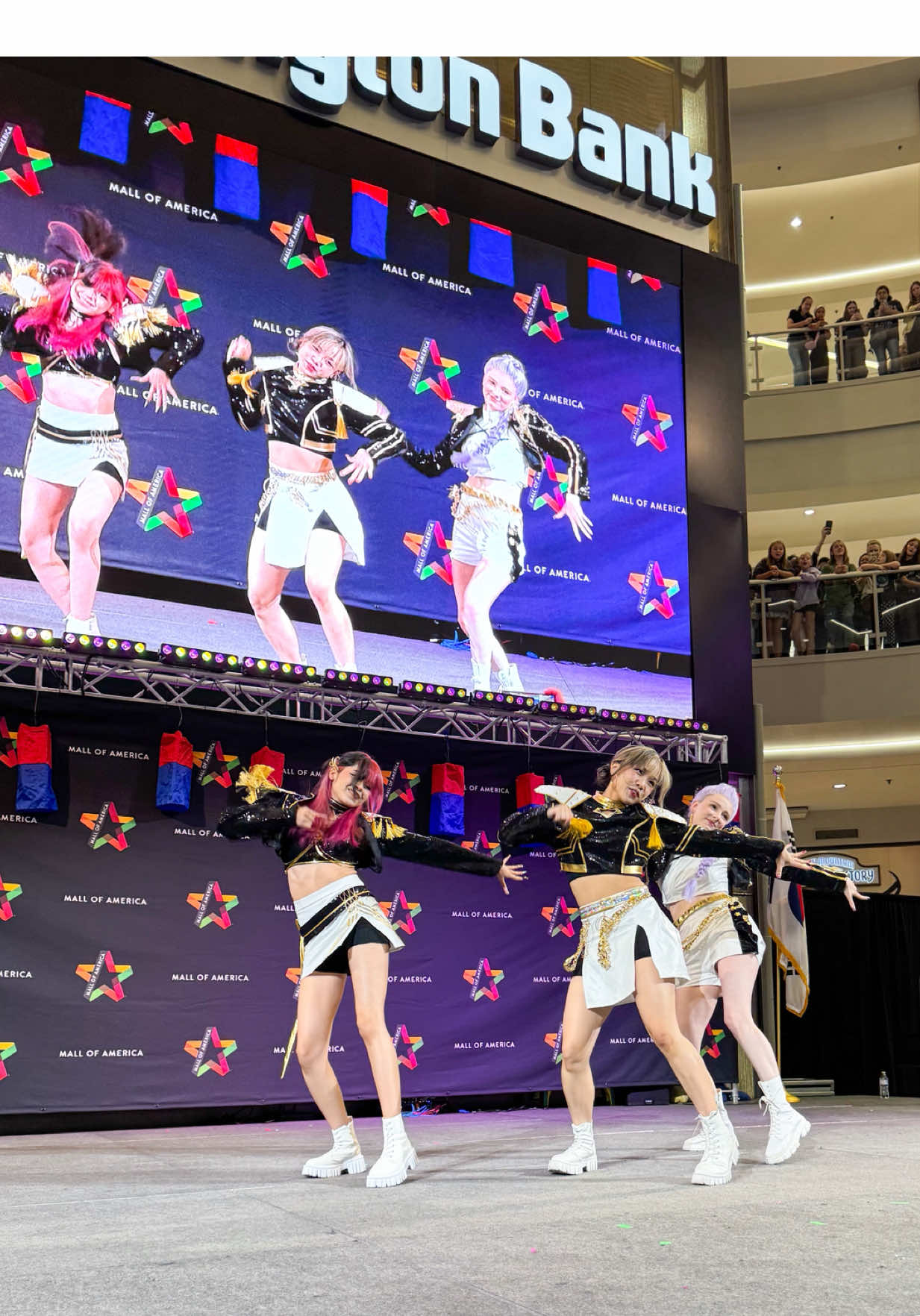 We’re feeling GOLDEN after this performance from @MKDC Official! Any @KPop Demon Hunters Netflix fans in the house? 💫 #mallofamerica #kpopdemonhunters #mkdcofficial #kpopdancecover 