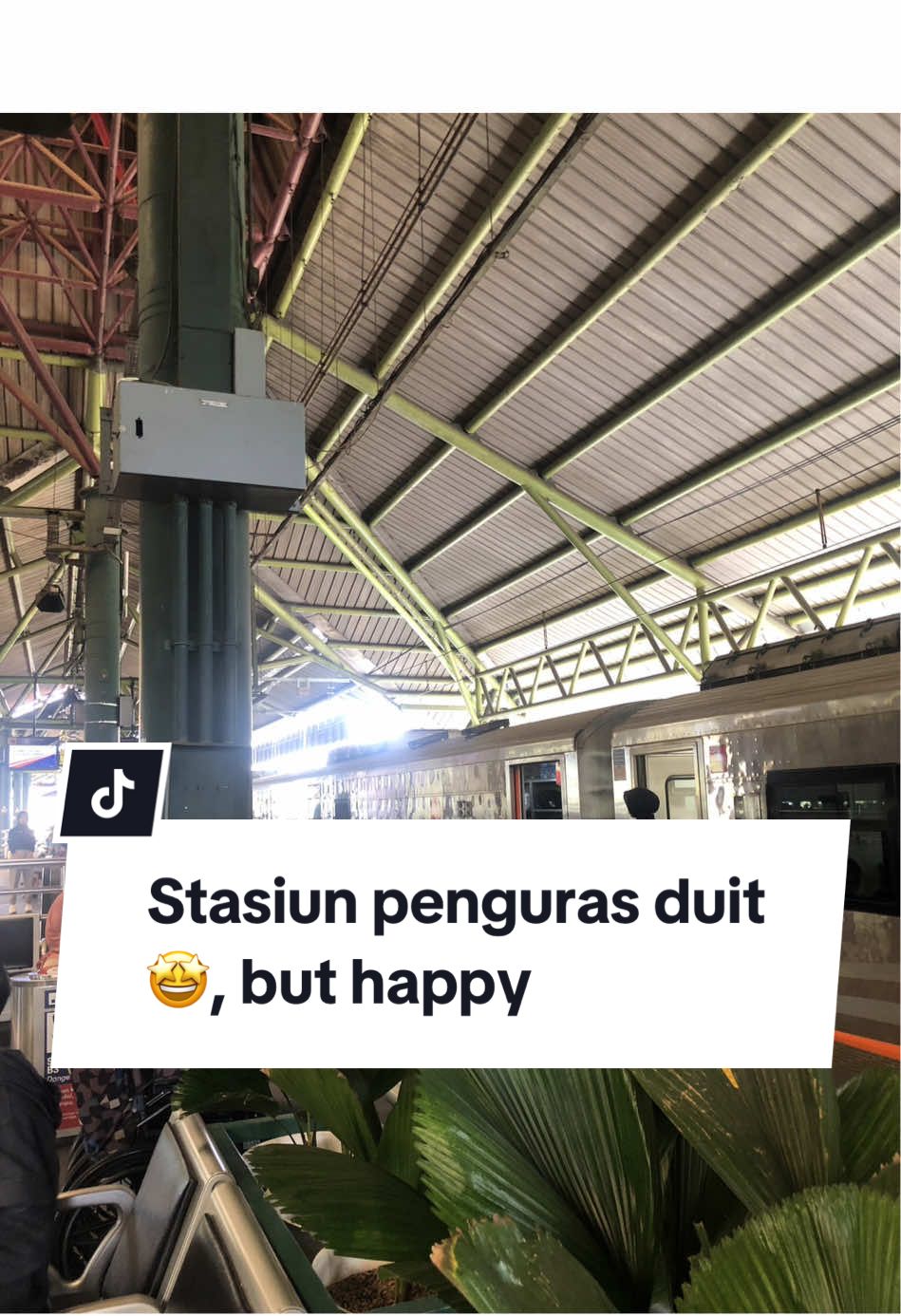 rasanya seperti kesenangan akan datang ❤️‍🔥 #keretaapi #jakarta #fyp #fypシ゚ #stasiungambir 