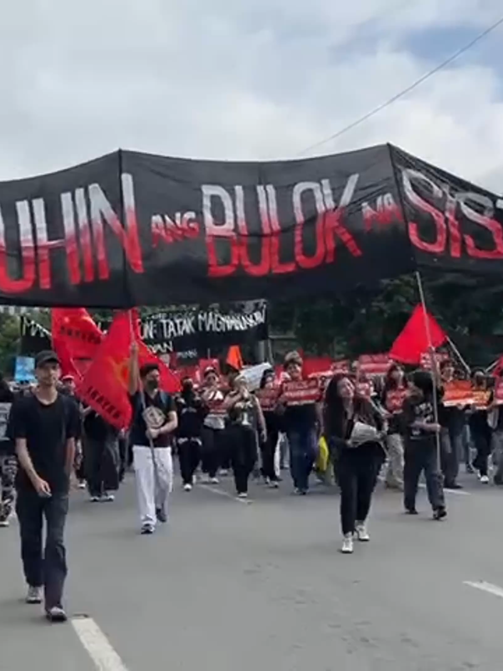 “‘WAG MATAKOT, MAKIBAKA!” Ito ang sigaw ng grupo ng mga kabataang nagmamartsa patungong Luneta para sa Baha sa Luneta rally ngayong umaga na susundan ng Trillion Peso March sa EDSA People Power Monument. #FYP Courtesy: Philippine Collegian