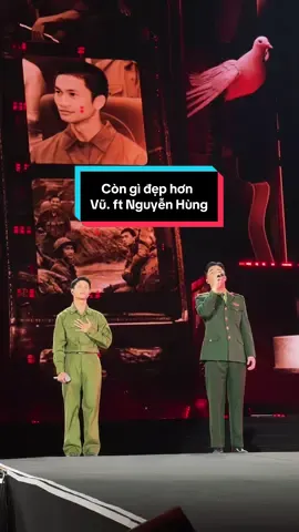 Đến giờ vẫn còn xúc động lâng lâng vì “sít rịt” đêm qua ở V FEST 🥹 không nghĩ có ngày được nhìn thấy diện mạo ấy trong bộ quân phục đã cất tủ 10 năm của @Vũ.  #congidephon #vfest #vu #nguyenhungmaydays 