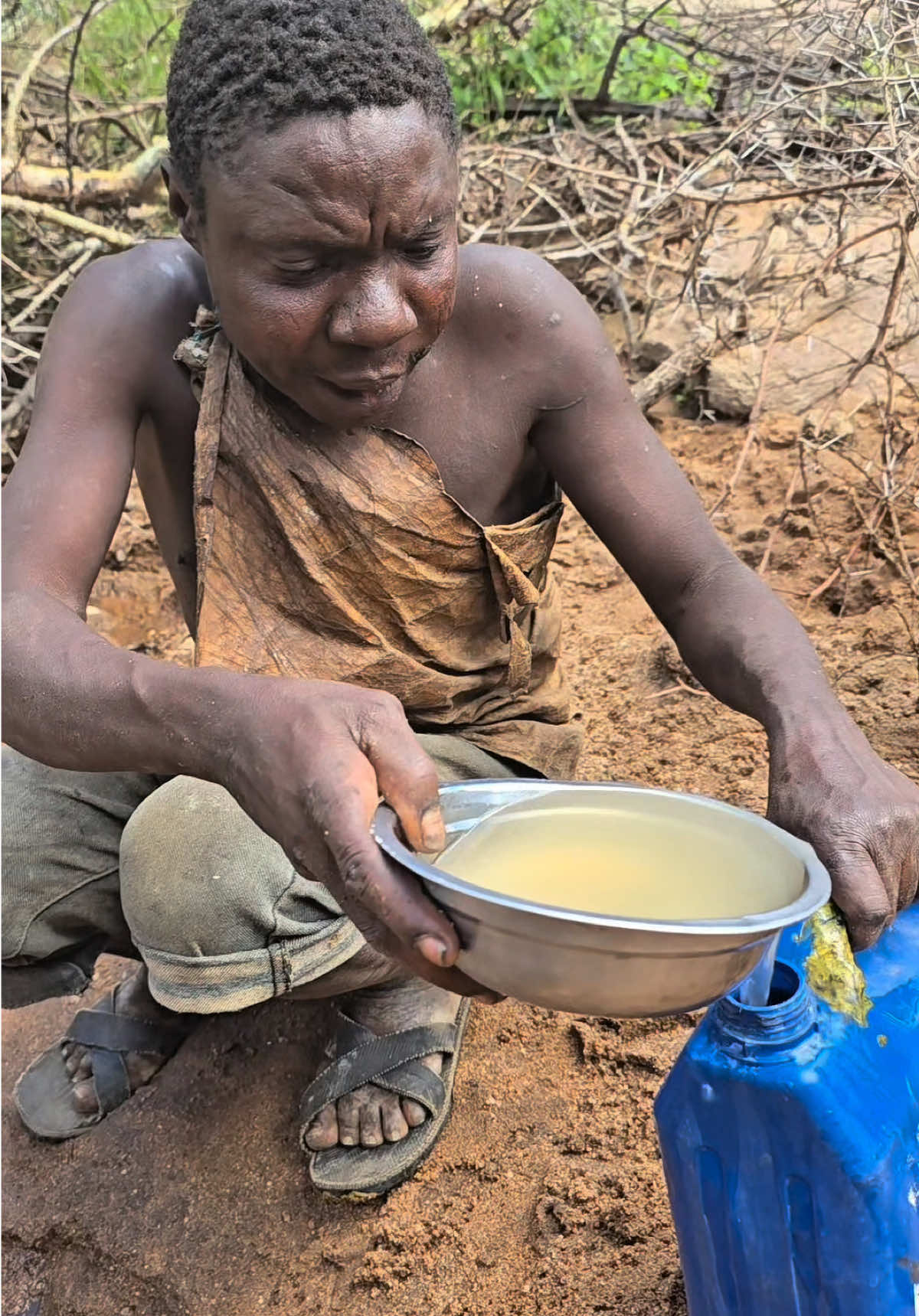 The soup base of tribal cuisine is the mud pit water that Chaaba hit today#hadzabetribe #foryoupage #FoodLover #chaaba #cooking 