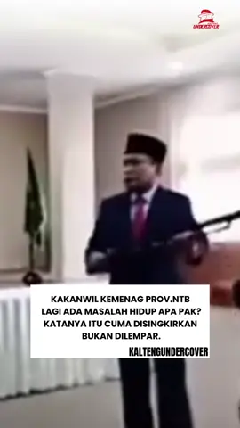 Sebuah video 28 detik bikin geger di media sosial. Rekamannya memperlihatkan Kepala Kanwil Kemenag NTB, Zamroni Aziz, melempar gagang mikrofon saat pelantikan Kepala Kemenag Dompu, Najamuddin, pada Jumat, 19 September 2025. Kasubag Humas Kemenag NTB, Karya Gunawan, buru-buru memberi klarifikasi. Menurutnya, momen itu terjadi setelah acara resmi selesai. Mikrofon yang telat disingkirkan menghalangi Zamroni memberi ucapan selamat, sehingga ia menyingkirkannya sendiri. 