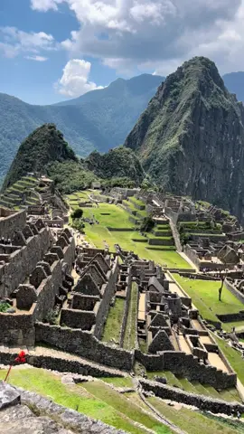 Rich because I’ve seen this with my own eyes 🥹 #machupicchu #peru #wonderoftheworld #travelbucketlist #fyp 