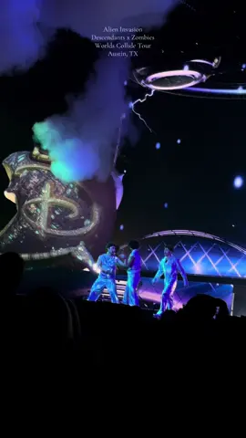 It’s an alien invasion. Fort Worth, TX show. #DescendantsXZombies #WorldsCollideTour #SpecialMemories #descendantszombiesworldscollidetour 