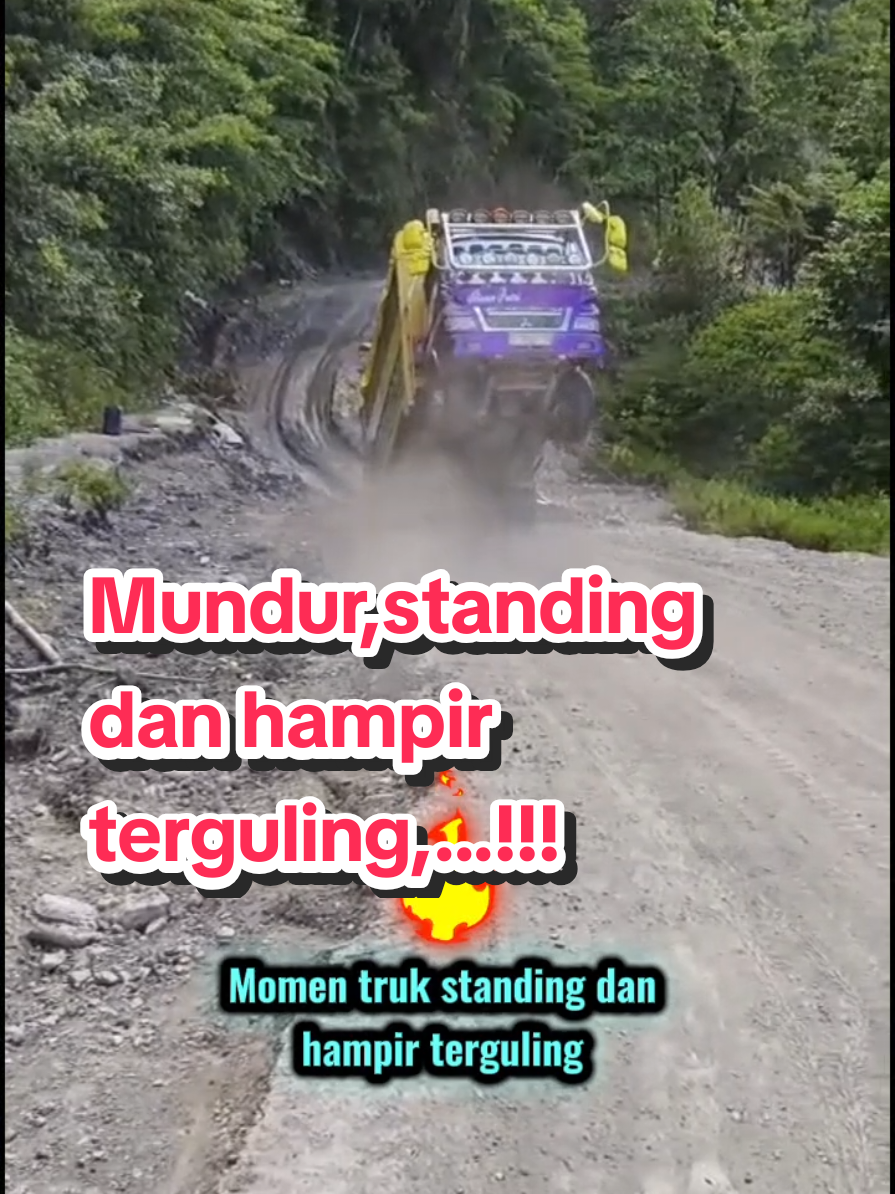 Perjuangan berat para supir lintas Nabire–Paniai terekam di tanjakan maut Kilo 141. Truk yang berusaha menanjak tiba-tiba mundur, standing, dan hampir terguling. Beginilah potret kerasnya jalur pedalaman Papua yang penuh tantangan #reelfyp #lintas #tanjakan #truk #standing 