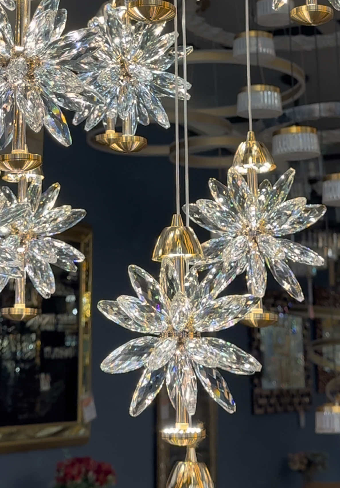 ✨ Chandelier kristal berbentuk bunga yang memukau, menghadirkan sentuhan artistik dan kemewahan di setiap ruangan. Kilau indahnya menjadikan ruang tamu Anda semakin berkelas dan penuh pesona✨ #LuxuryLighting #CrystalChandelier #LampuKristal #InteriorElegance #LuxuryHomeDecor 