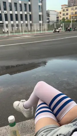 今天一个人等弟弟回家