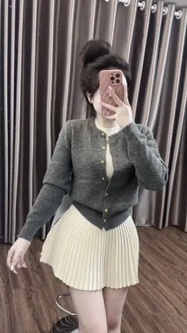 Khi còn bé , chúng ta có muôn vàn quy chuẩn cho tình yêu . Nhưng đến khi đủ chín chắn , chúng ta cũng chỉ cần một người : “ em thích gì anh mua …” #xh #xuhuongtiktok #fyp #outfit 