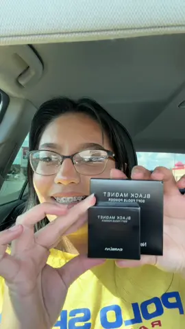 No beauty filter! Do you know how hard it is to find a good setting powder for very oily skin? It’s so difficult, they usually never help but this one!!! OH MY GOODNESSSSS, CHEFS KISS! I highly recommend it whether you have oily skin or dry skin, they have multiple to choose from! #settingpower #makeup #oilyskin #dryskin #foryoupage 