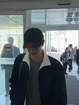 tiba' udh di bandara ajaa, safe flight abangg🫶#jin 