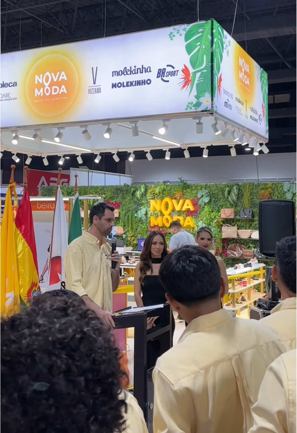 Resumen del 2día expocruz 2025 , cóctel 🍸 de inauguración en el Stand de Nova Moda #santacruzdelasierra🇳🇬 #calzadosbrasileros🇧🇷 #novamoda #ventas #expocruz2025 