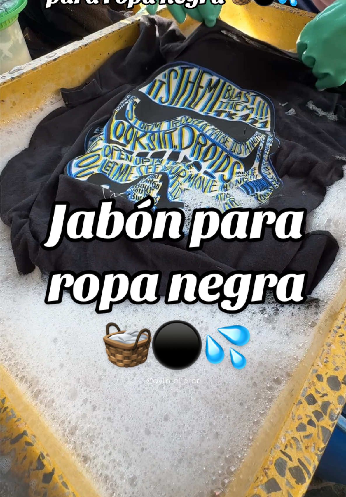 Como lavar ropa oscura sin que se despinte 🧺⚫️💦 #ropanegra #laundrytok #jabonpararopanegra #laudryhack #amadecasa  ——————————————— Jabón para ropa negra  Jabón para ropa negro Jabón para ropa negra a mano  Jabón para ropa oscura  Cómo hacer jabón para ropa oscura  Hacer jabón líquido para ropa negra Jabón para ropa negra casero  Como lavar ropa negra sin despintarla  Cómo lavara ropa negra  Como lavar ropa negra sin decolorar  Revivir color de la ropa oscura sin tinte  Como lavar ropa negra correctamente  Pastillas para lavar ropa negra 