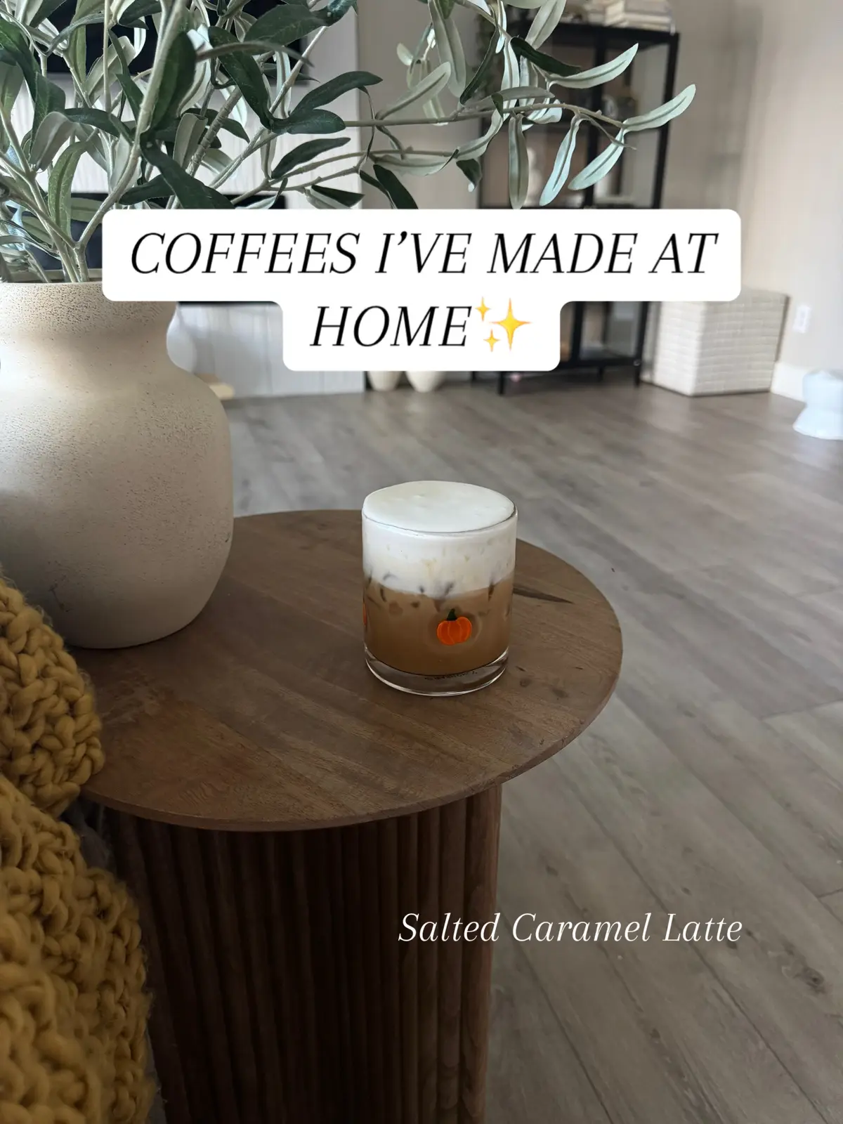 I can’t wait for gloomy rainy days and hot lattes🙃 #falldrinks #coldfoam #latteart #coffeeathome #barista 