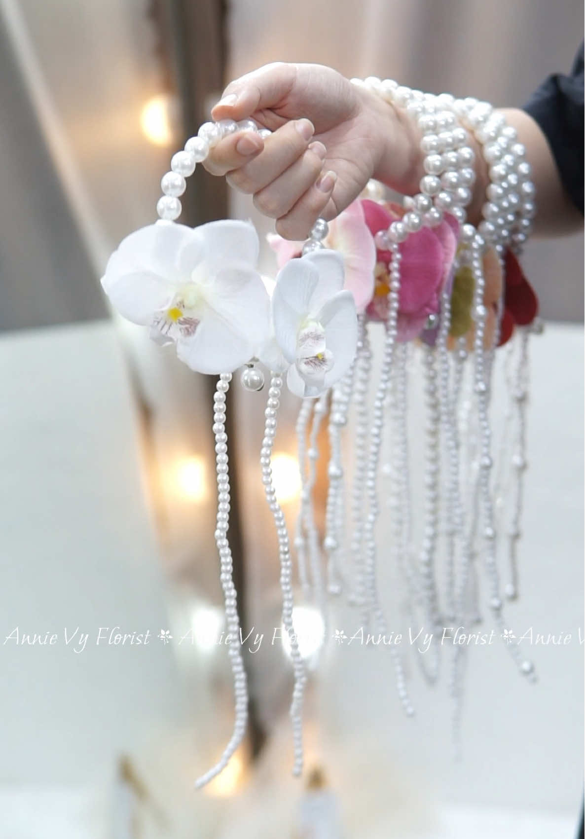 Vòng hoa lụa từ hoa lan và dây chuỗi handmade #annievy #hoacuoidepannievy #hoacamtaycodau #hoacuoicodau #vonghoa 