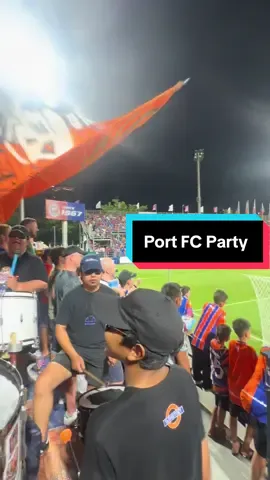 Port FC fans partying during their 3-1 win this weekend. Safe to say the atmosphere (both home and away) is sensational 🧡💙 #football #thailand #portfc #bangkok #PremierLeague 